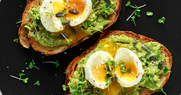 Leckeres Avocado-Ei-Brot mit Kräutern